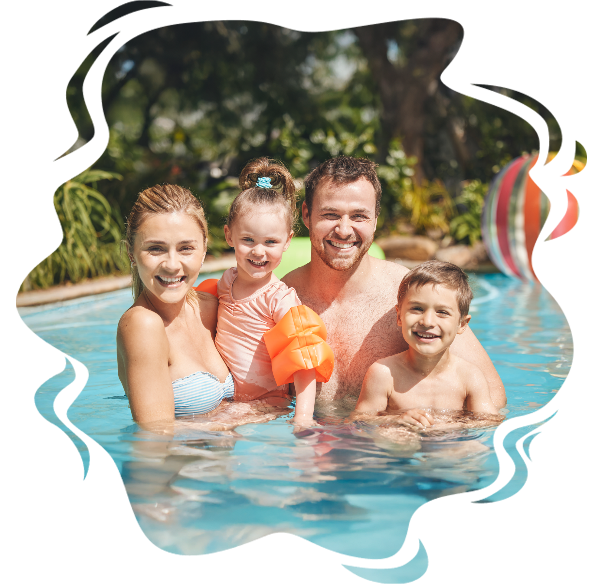 famille heureuse profitant de sa piscine coque
